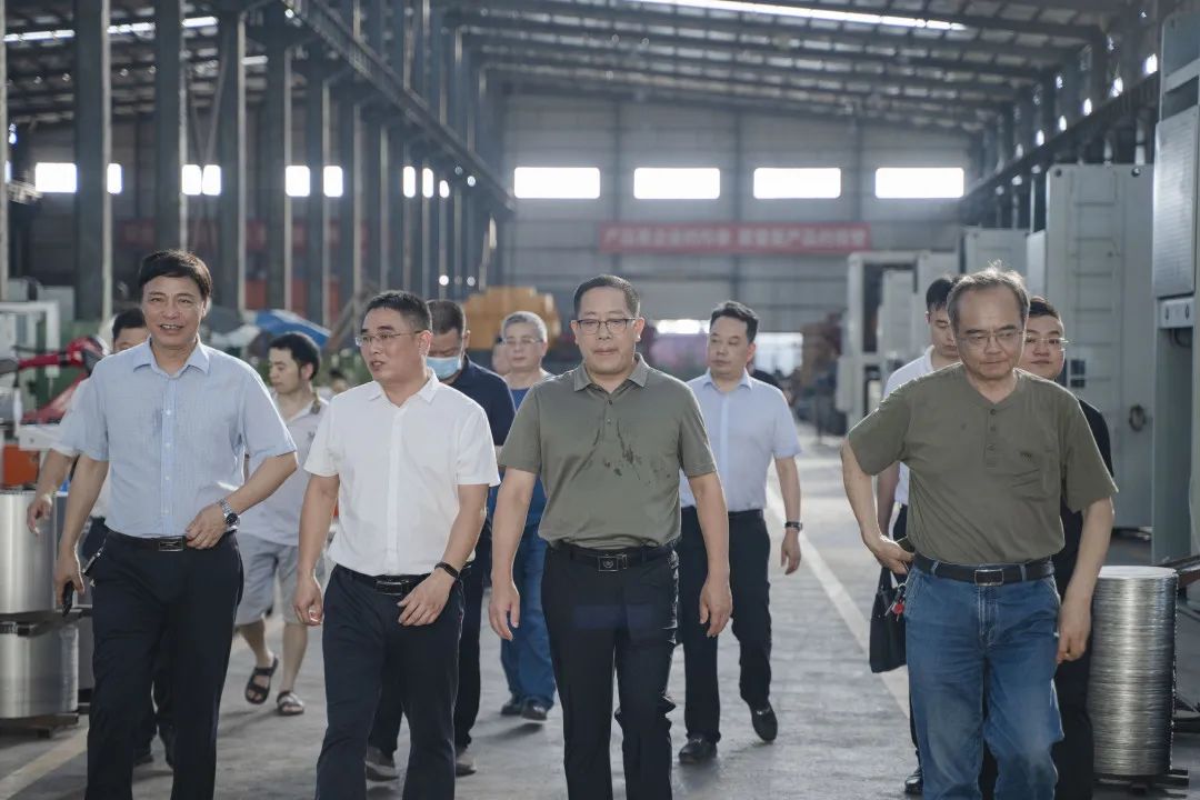 衡東縣縣委副書(shū)記、縣長(cháng)對朝陽(yáng)集團自動(dòng)化生產(chǎn)線(xiàn)進(jìn)行視察